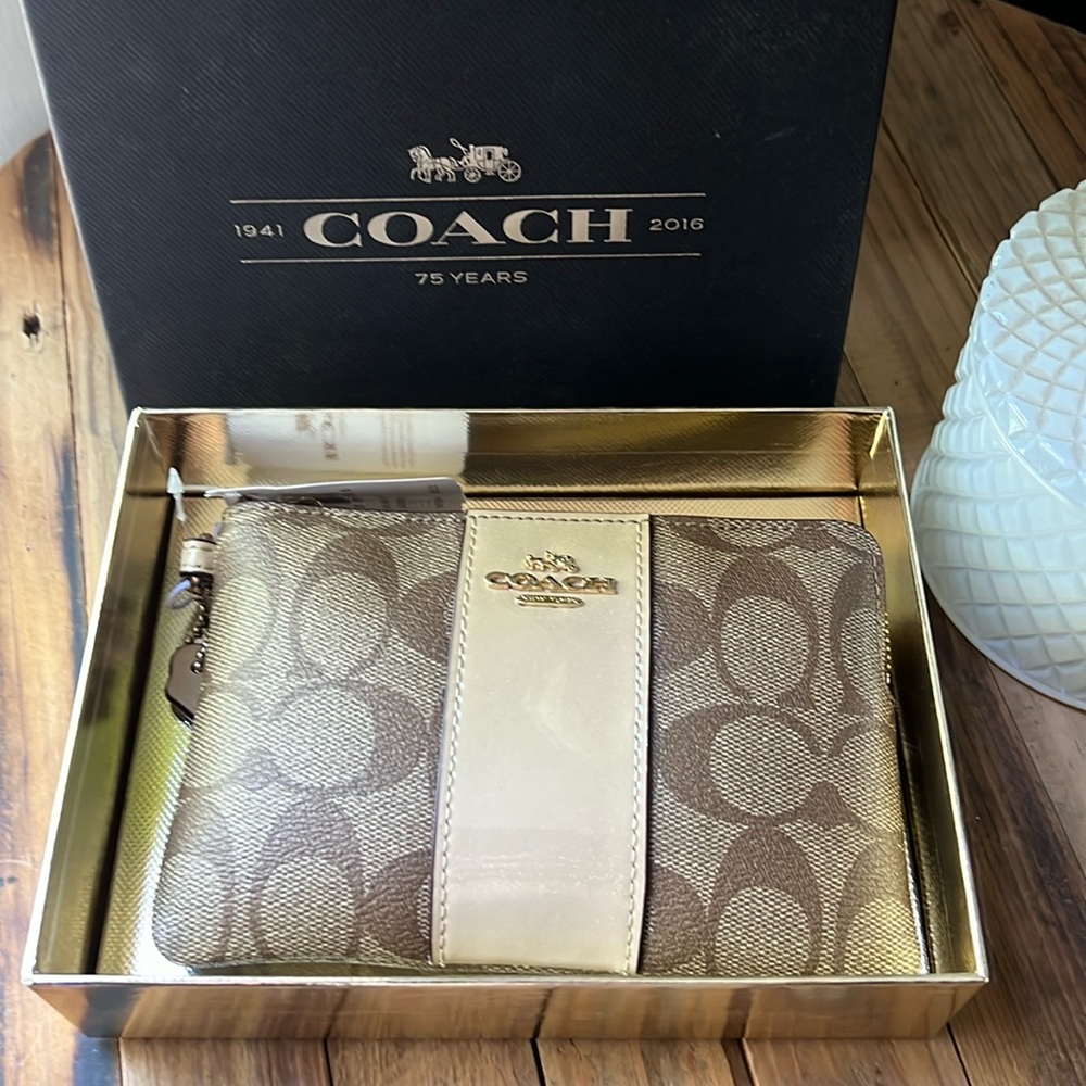 New in box Coach wrist wallet w/strap